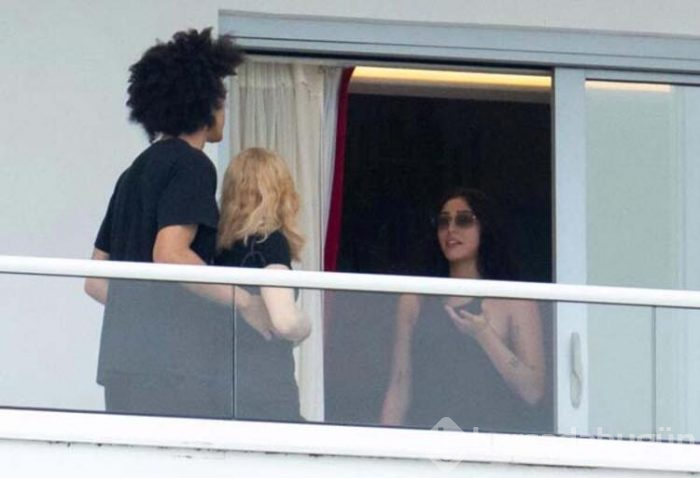 Madonna balkonda fena yakalandı
