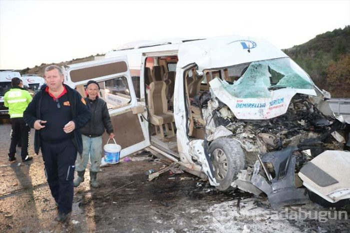 Çanakkale'de işçileri taşıyan minibüs ile vinç çarpıştı