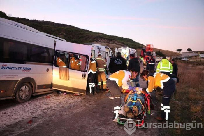 Çanakkale'de işçileri taşıyan minibüs ile vinç çarpıştı