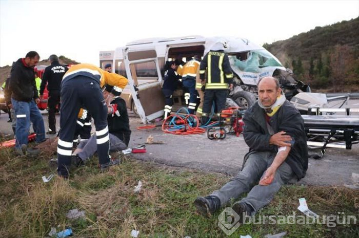 Çanakkale'de işçileri taşıyan minibüs ile vinç çarpıştı