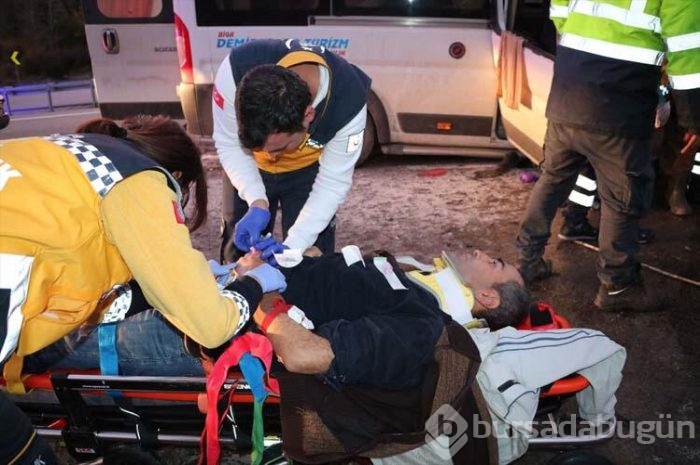 Çanakkale'de işçileri taşıyan minibüs ile vinç çarpıştı