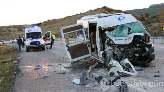 Çanakkale'de işçi minibüsü vince çarptı!