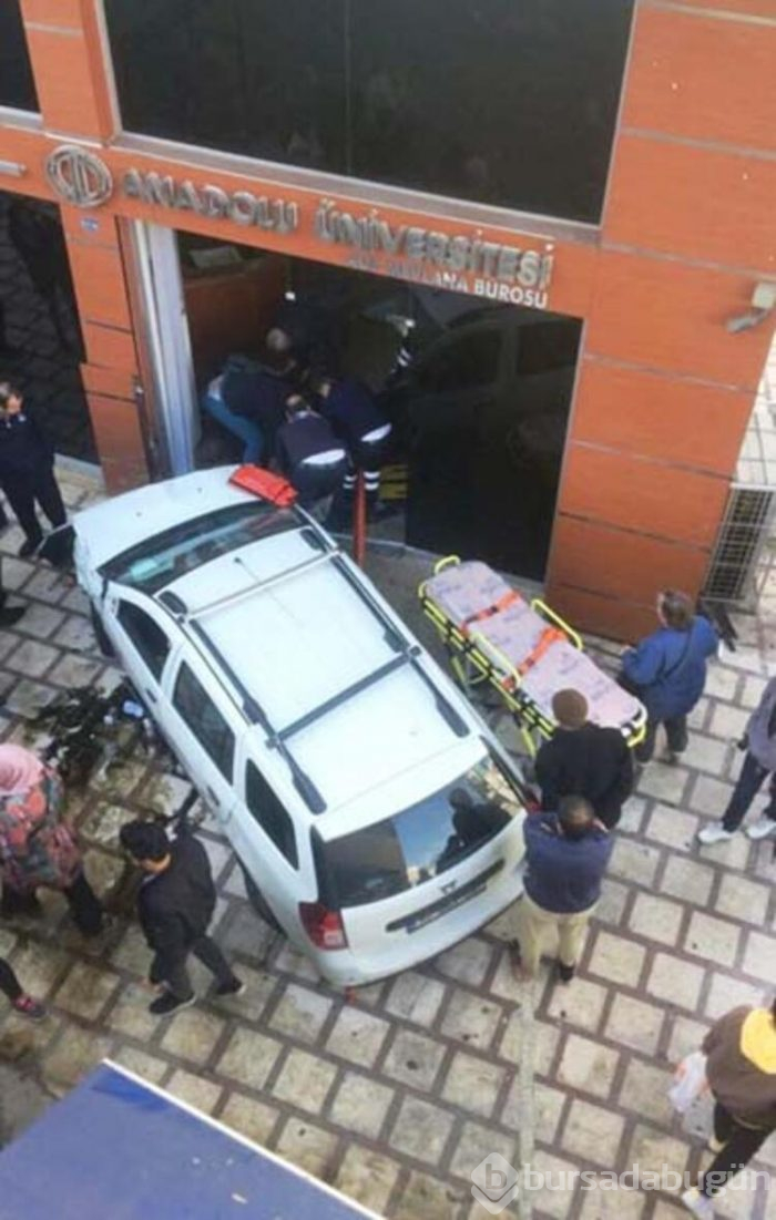 Otomobil önüne geleni ezdi