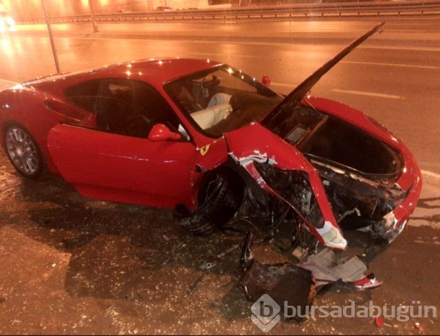 Lüks aracıyla trafik kazası geçirdi