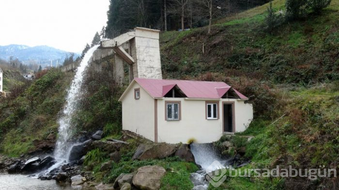 Değirmende üretilen elektrik camiyi aydınlatıyor