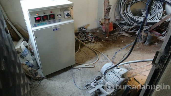 Değirmende üretilen elektrik camiyi aydınlatıyor