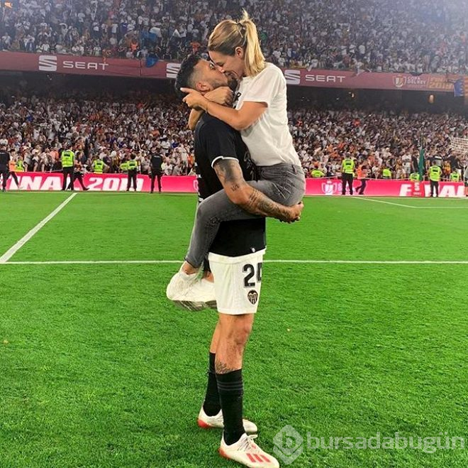 Futbolcunun eşi soyundu, yer yerinden oynadı!