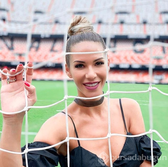 Futbolcunun eşi soyundu, yer yerinden oynadı!