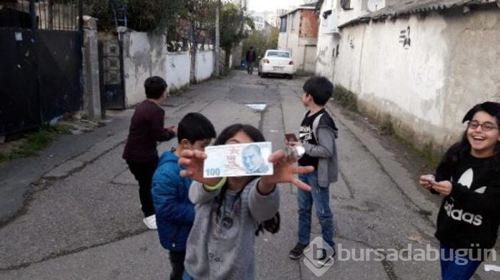 Bir araba dolusu para dağıttı