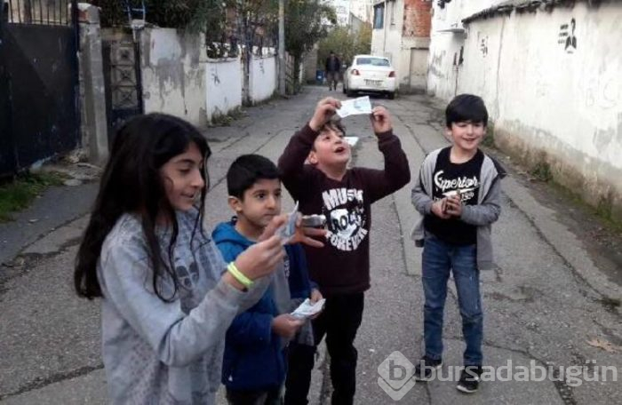 Bir araba dolusu para dağıttı