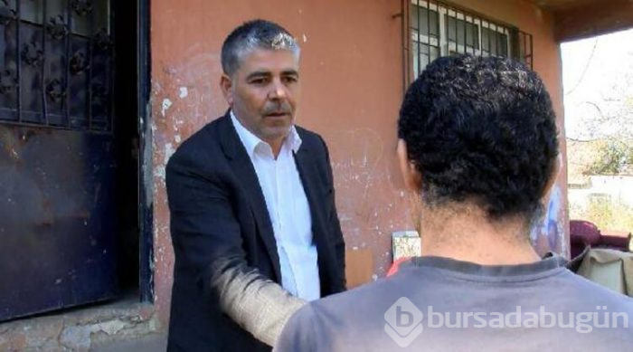 Bir araba dolusu para dağıttı