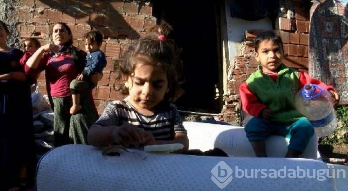 Bir araba dolusu para dağıttı