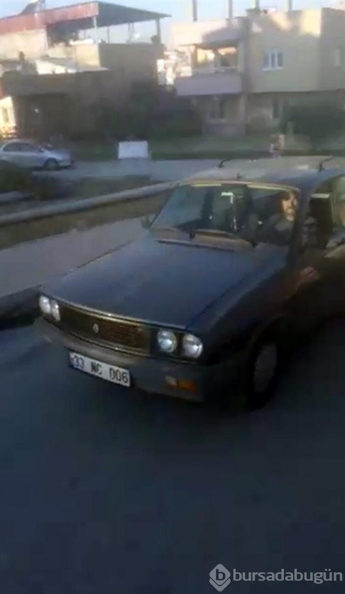 Köpeği arabasına bağlayıp, yol boyunca koşturdu!