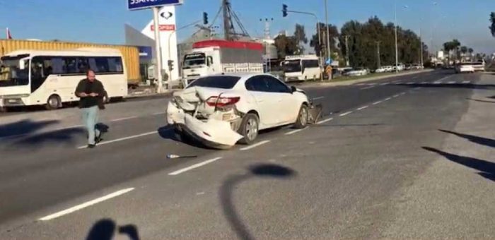 Kırmızı ışıkta geçen vinç, 8 araca çarptı!