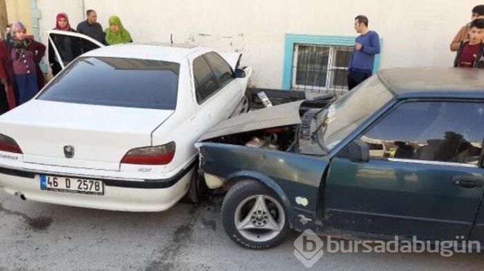 Otomobil öğrencilerin arasına girdi! 4 yaralı...