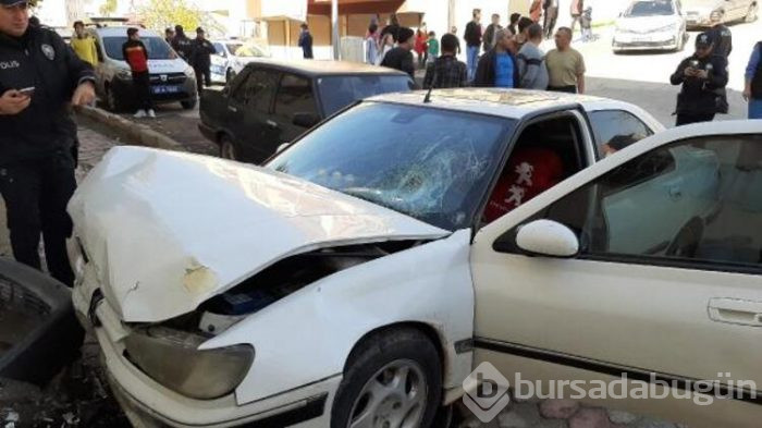 Otomobil öğrencilerin arasına girdi! 4 yaralı...