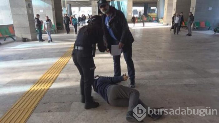 Uçakta olay çıkaran kadın, adliyede kendini yere attı!