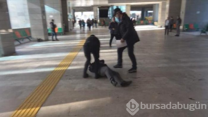 Uçakta olay çıkaran kadın, adliyede kendini yere attı!