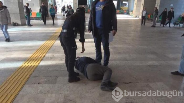 Uçakta olay çıkaran kadın, adliyede kendini yere attı!