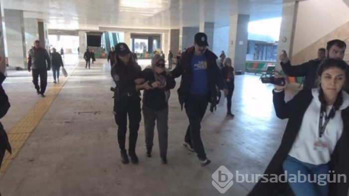 Uçakta olay çıkaran kadın, adliyede kendini yere attı!
