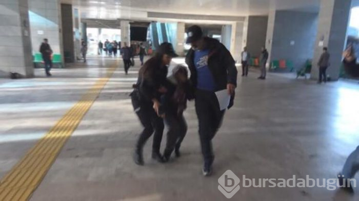 Uçakta olay çıkaran kadın, adliyede kendini yere attı!