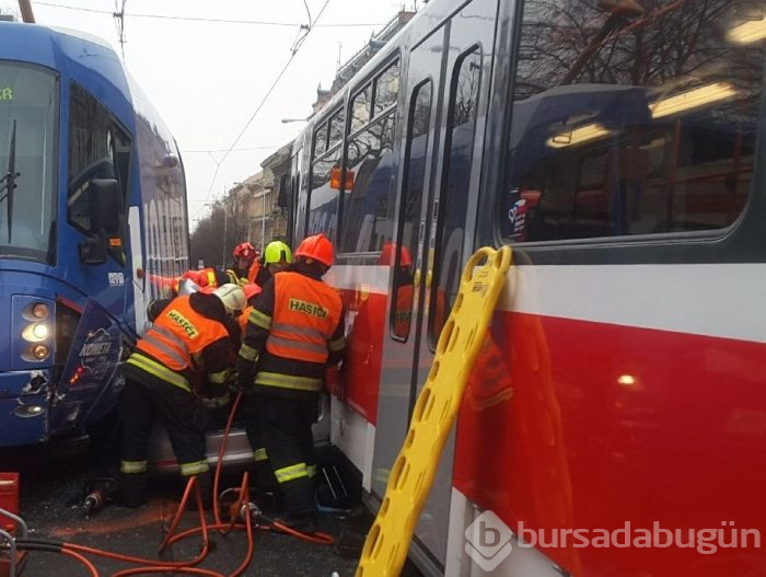 Tramvayların arasında sıkışan sürücünün inanılmaz kurtuluşu