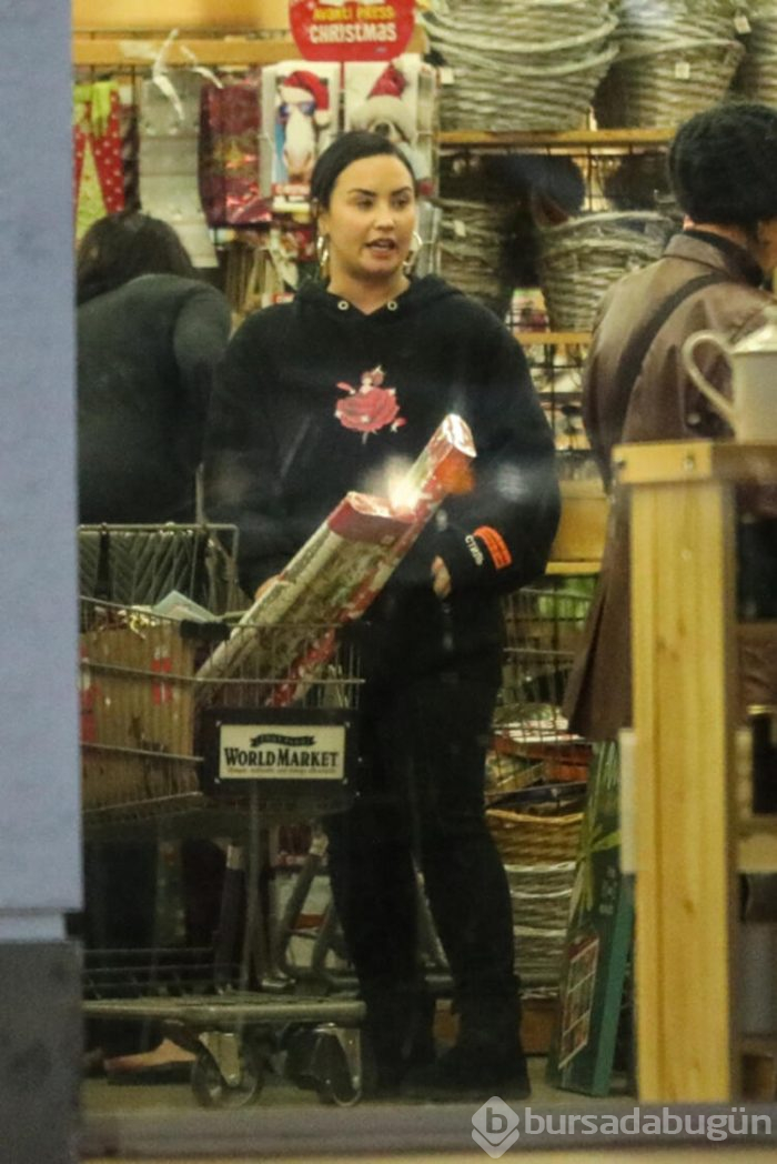 Demi Lovato: 'Alışverişe de makyajlı mı gideyim!'