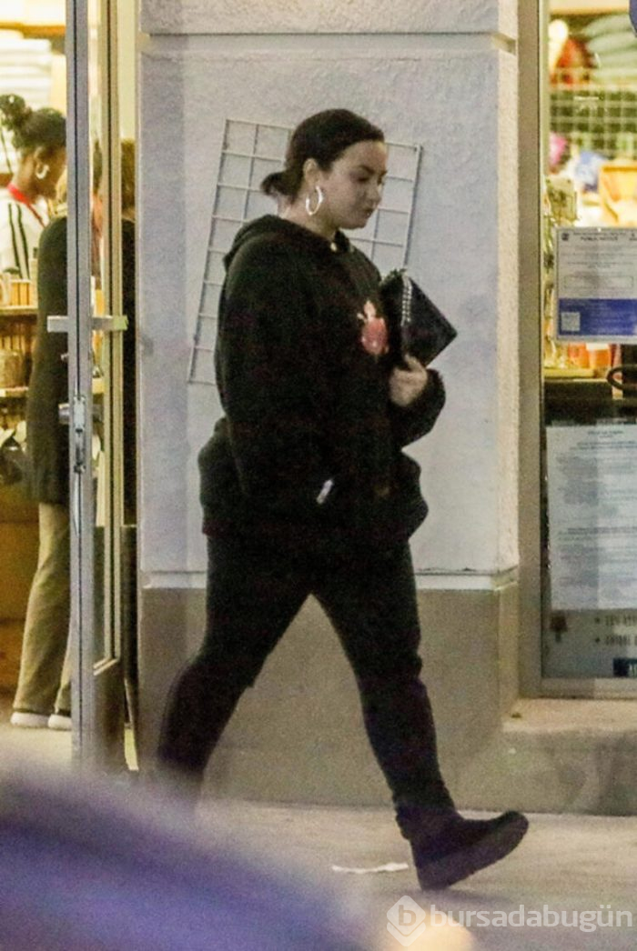 Demi Lovato: 'Alışverişe de makyajlı mı gideyim!'