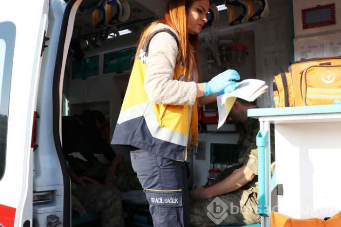 Askeri araç kaza yaptı! Yaralılar var