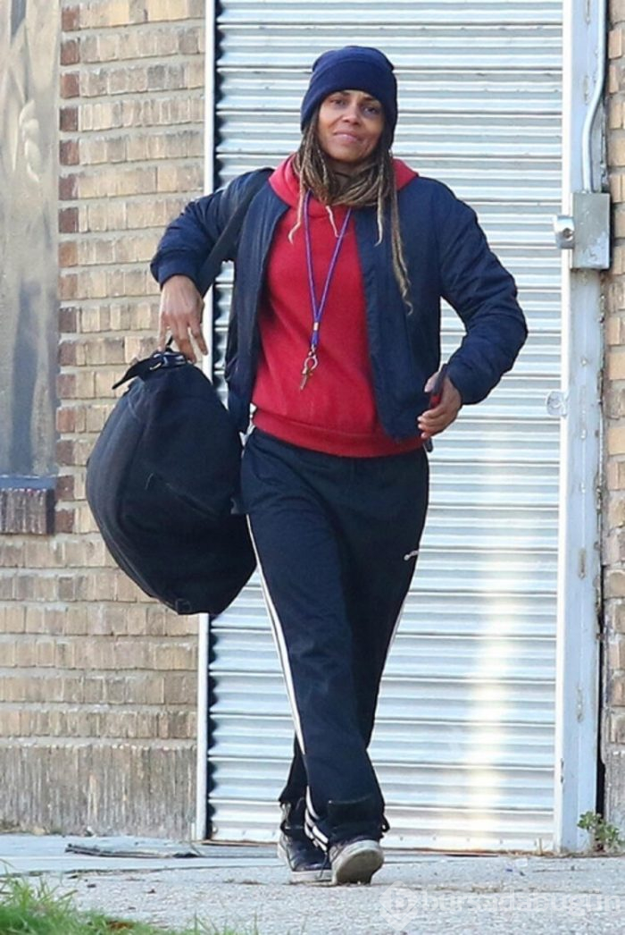 Halle Berry, kan ter içinde kas yaptı!