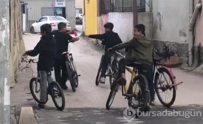 Sokak ortasında çocuklar bakın ne yapıyor!