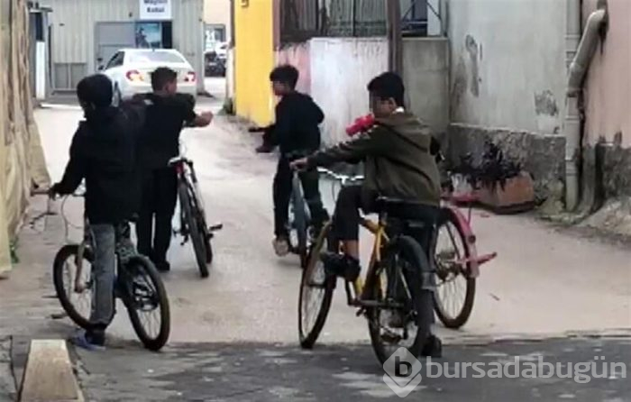 Sokak ortasında çocuklar bakın ne yapıyor!