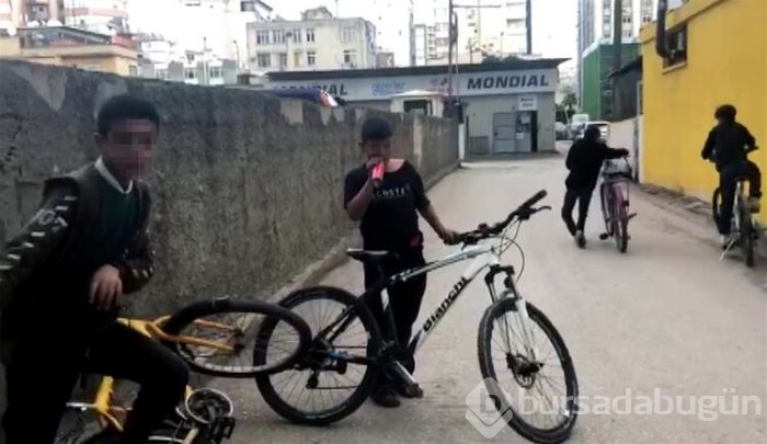 Sokak ortasında çocuklar bakın ne yapıyor!