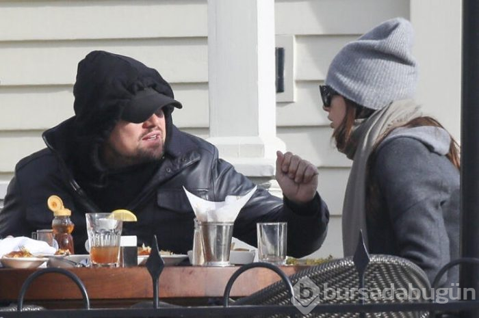 DiCaprio elleriyle besledi!
