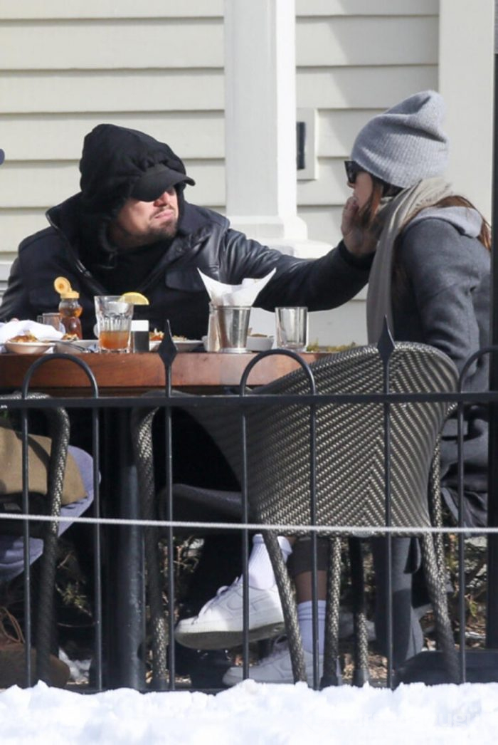 DiCaprio elleriyle besledi!