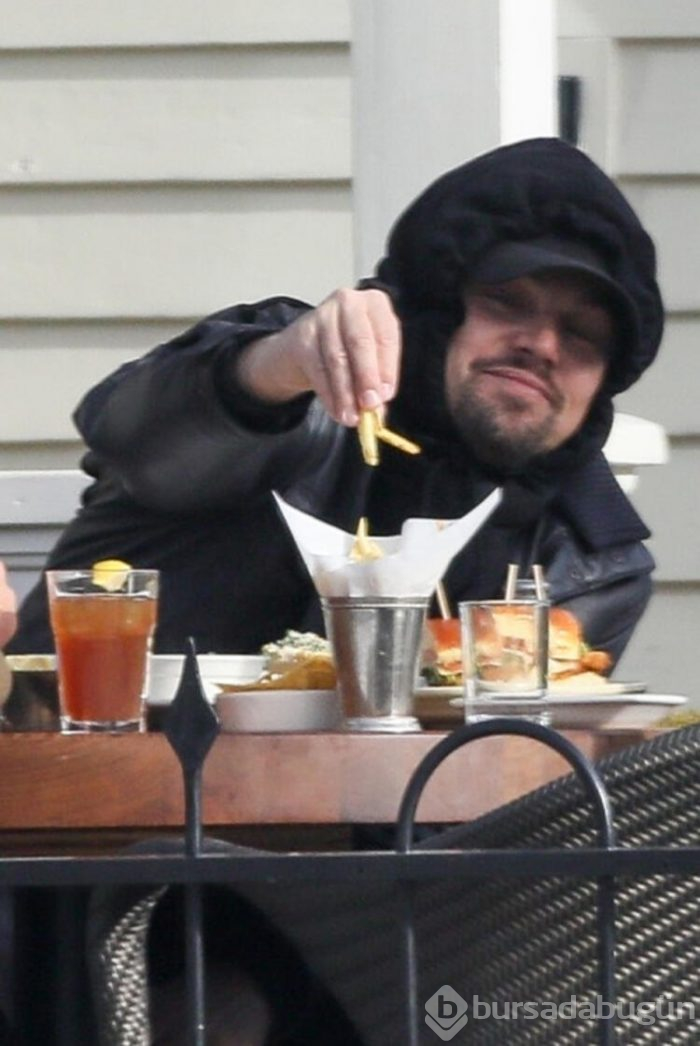 DiCaprio elleriyle besledi!