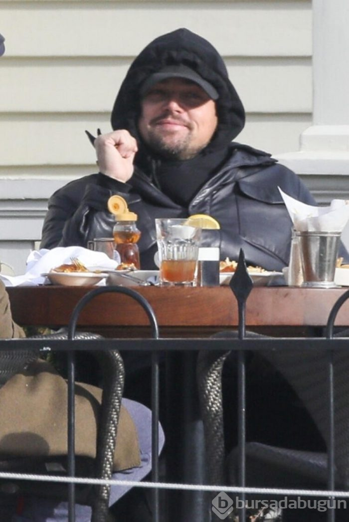 DiCaprio elleriyle besledi!