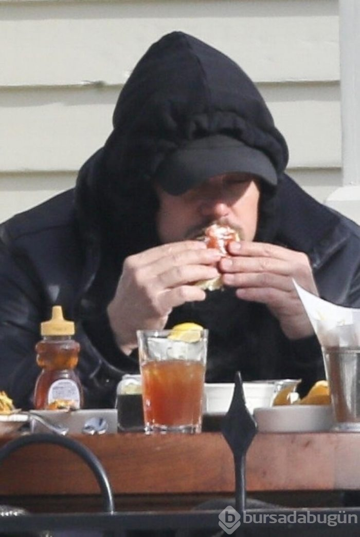 DiCaprio elleriyle besledi!