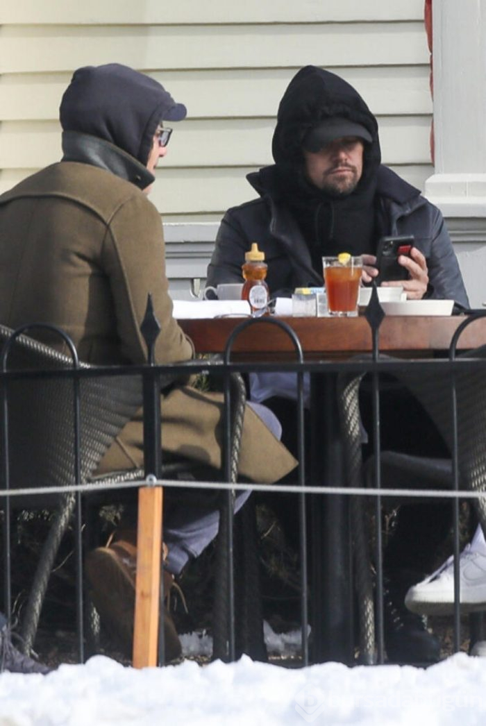 DiCaprio elleriyle besledi!