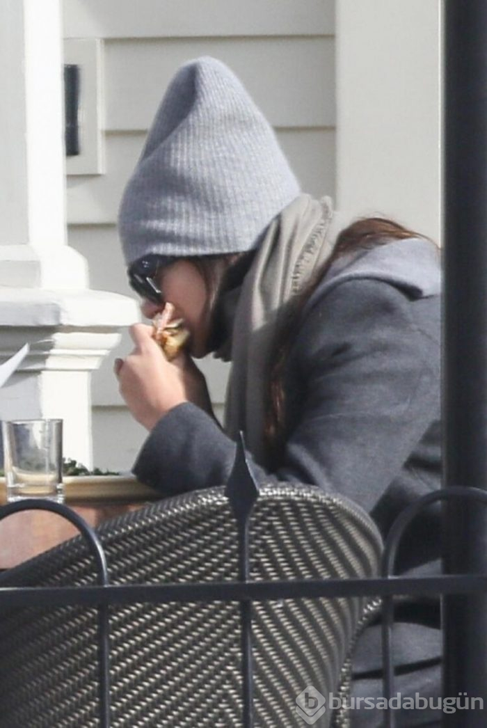 DiCaprio elleriyle besledi!
