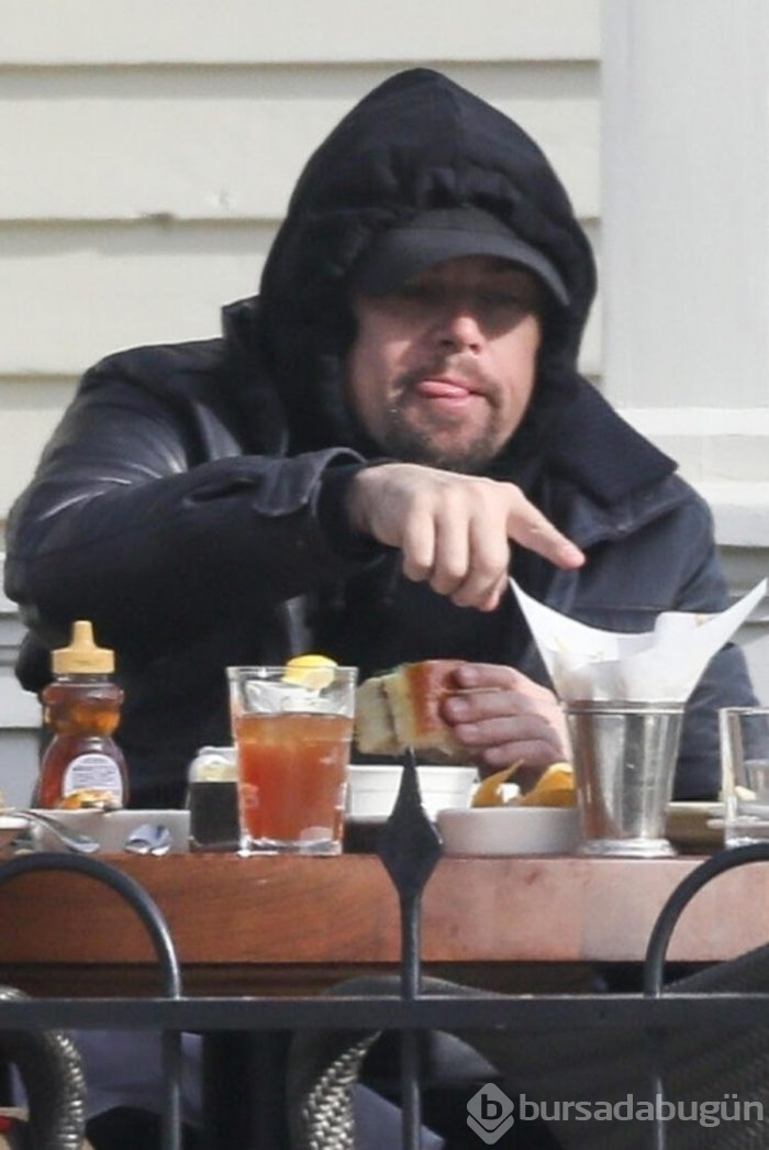 DiCaprio elleriyle besledi!