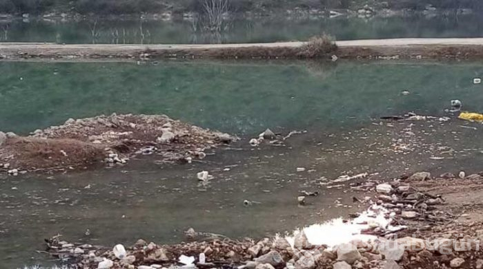 Bursa'nın İnegöl ilçesinde barajın su seviyesi azalınca, çöp ve atıklar gün yüzüne çıktı!
