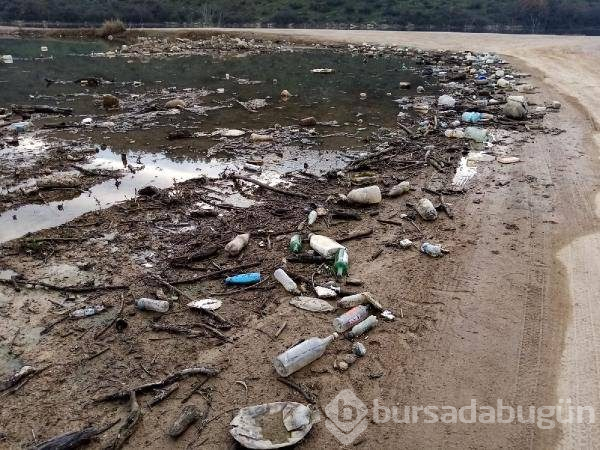 Bursa'nın İnegöl ilçesinde barajın su seviyesi azalınca, çöp ve atıklar gün yüzüne çıktı!
