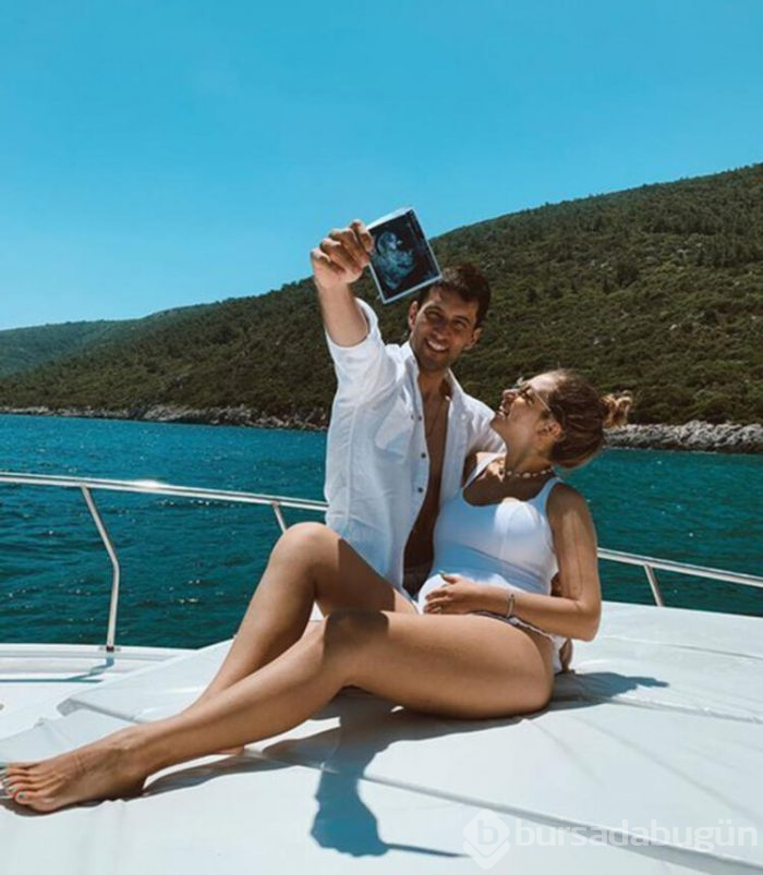 Gamze Erçel, mutlu aile pozunu Instagram hesabından paylaştı
