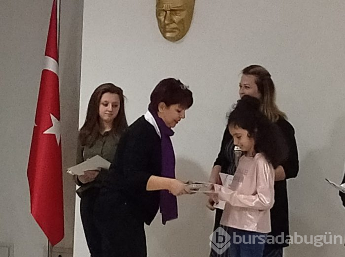 Bursa'da öğrenciler kadına şiddeti resme dönüştürdü!