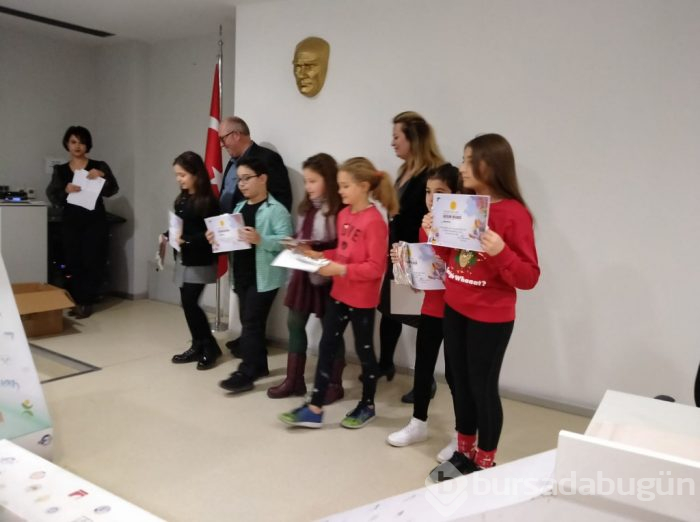 Bursa'da öğrenciler kadına şiddeti resme dönüştürdü!