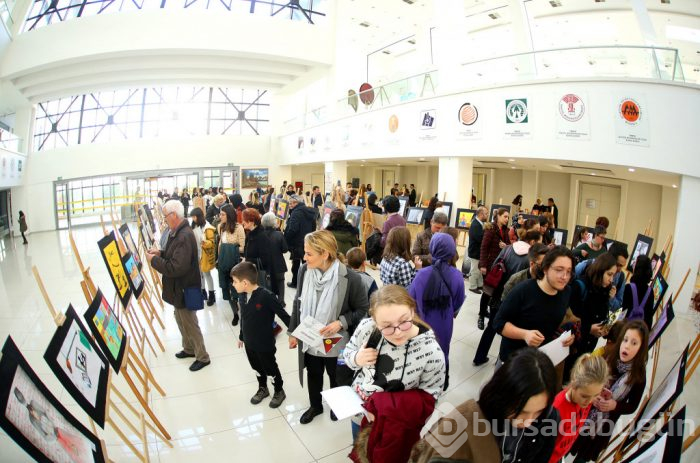 Bursa'da öğrenciler kadına şiddeti resme dönüştürdü!
