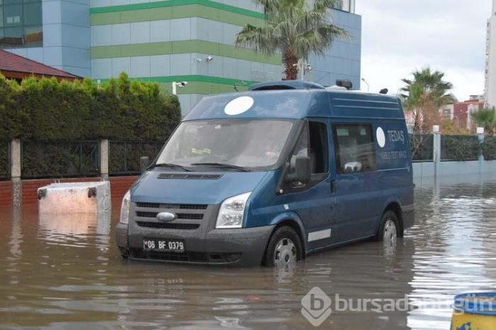 İstanbul ve İzmir lodosa teslim oldu