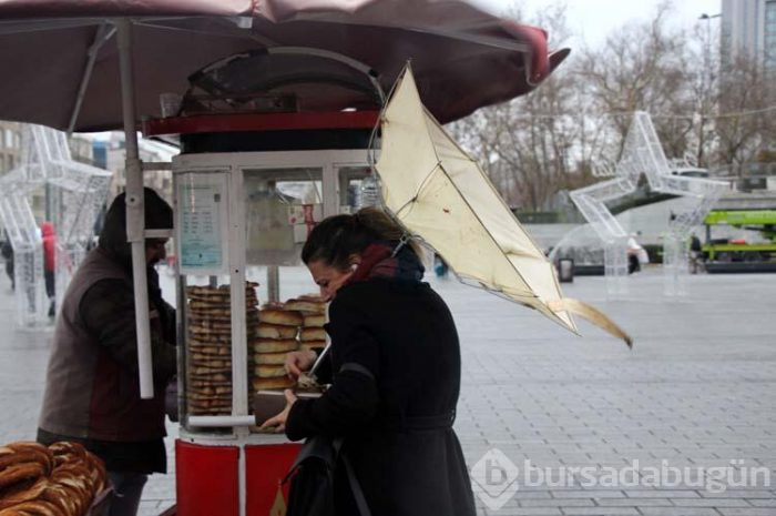 İstanbul ve İzmir lodosa teslim oldu