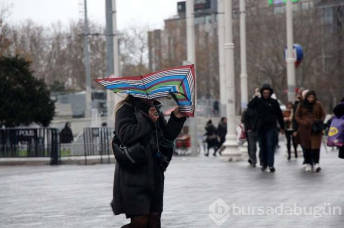 İstanbul ve İzmir lodosa teslim oldu